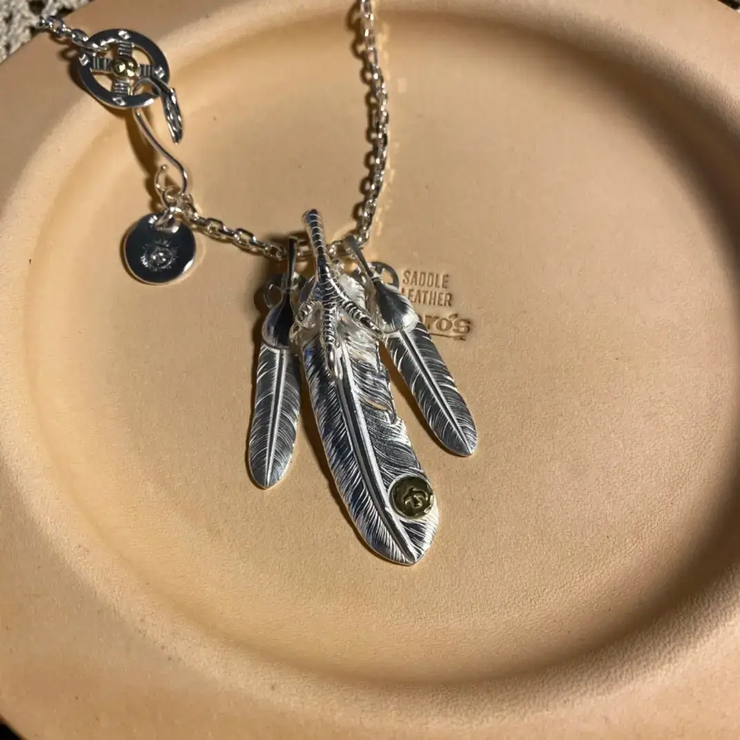 Goro's Feather Necklace - High-End Street Suit Pendant