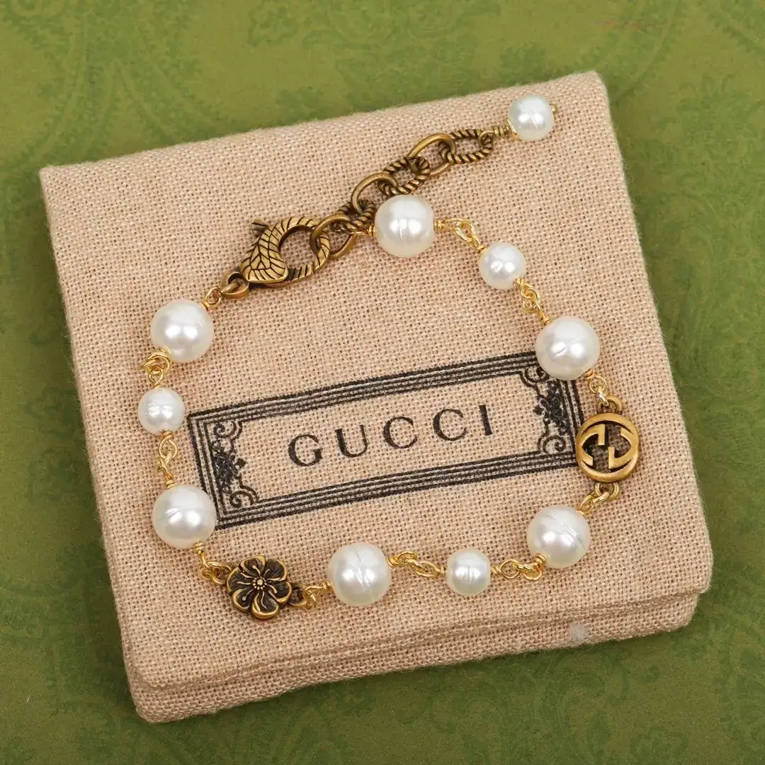 Pearl Interlocking Gucci Flower Bracelet - Elegant Statement