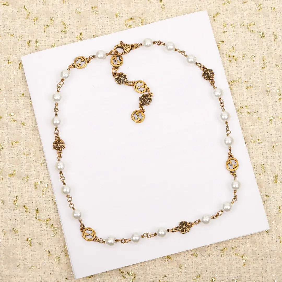 Interlocking Flower Gucci Pearl Necklace - Vintage Elegant